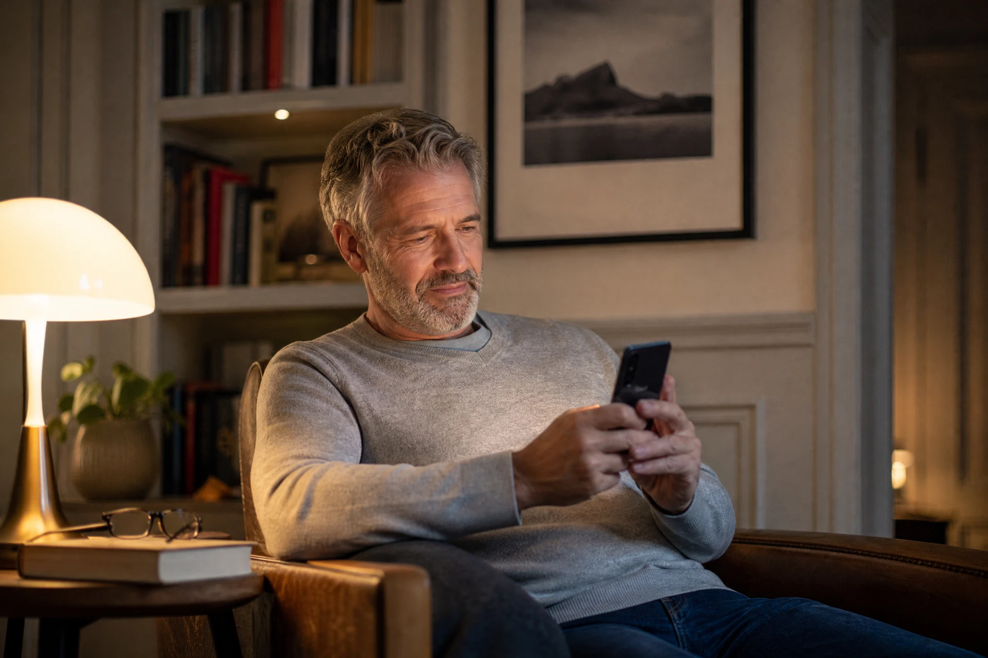 Mann betrachtet nachdenklich sein Smartphone mit Banking-App